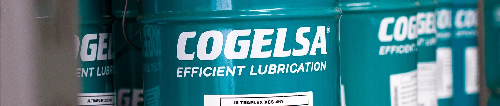Baldes de graxa Cogelsa na cor verde com a marca Efficient Lubrication e a graxa Ultraplex XCS 462