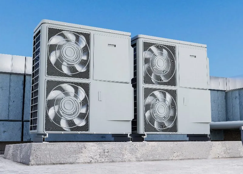 Duas unidades condensadoras de refrigeracao industrial instaladas em laje sob ceu azul.